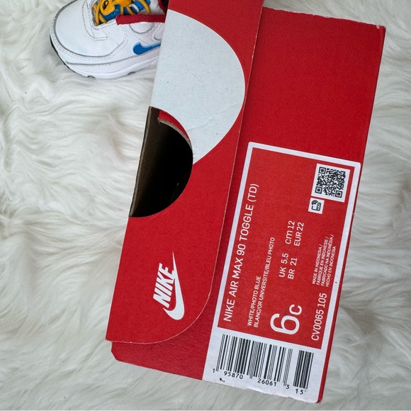 Like New! Nike Toggle Sneakers - Picture 9 of 10